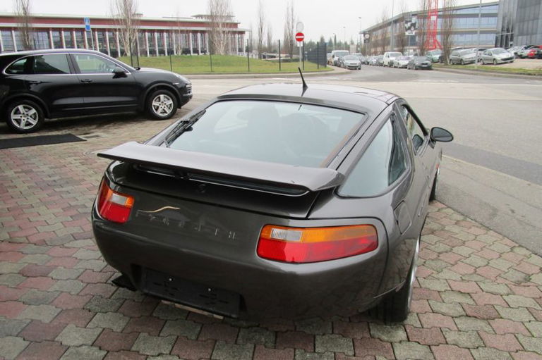 Porsche 928 S4