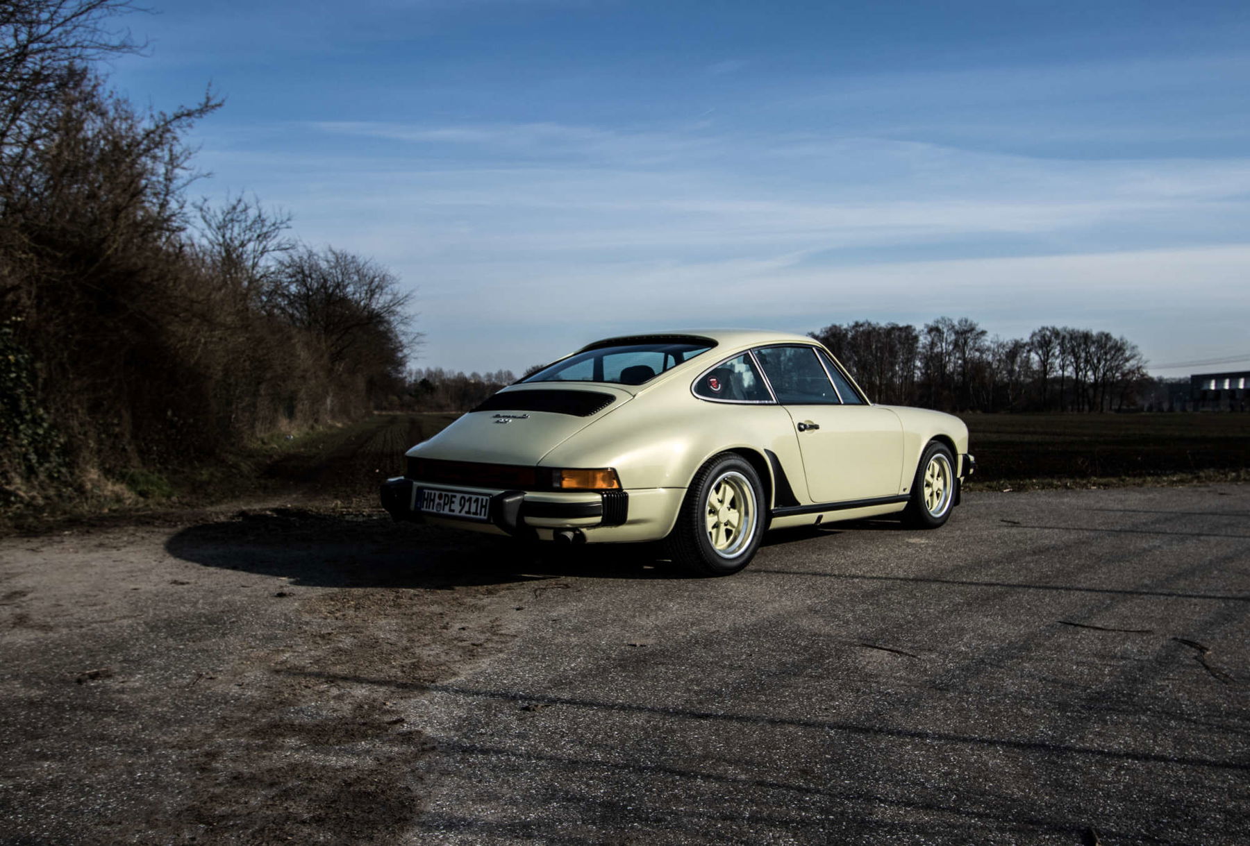 Porsche 911 Carrera 3.0 in yellow