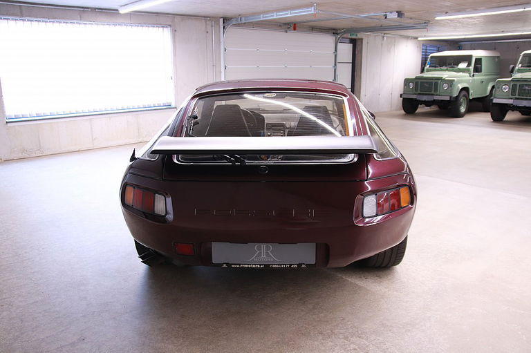 Porsche 928