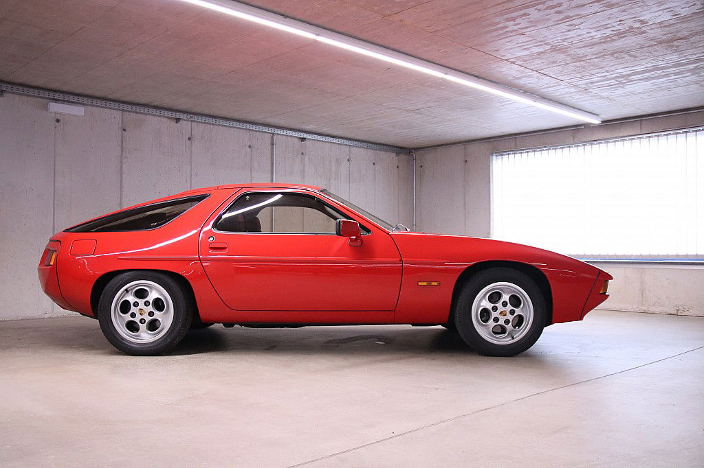 Porsche 928