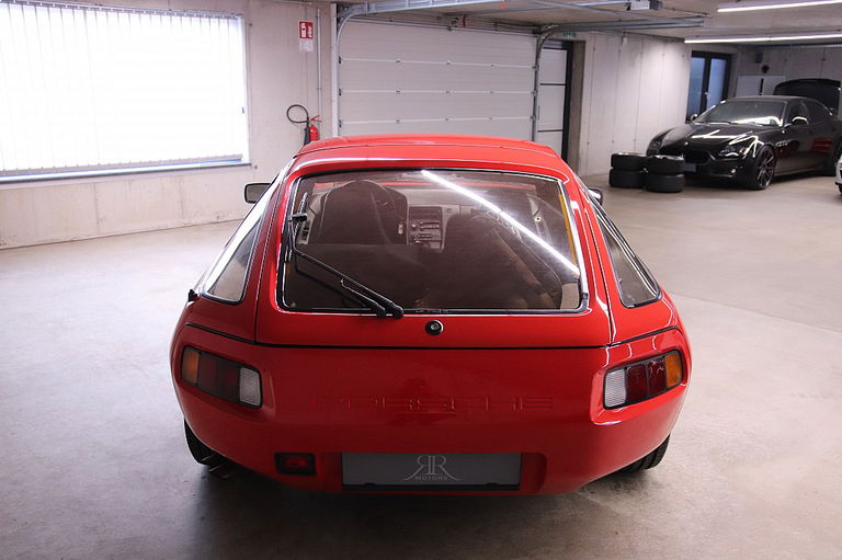 Porsche 928