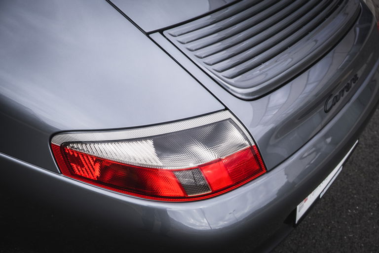 Porsche 996 Carrera in grau Heckleuchte