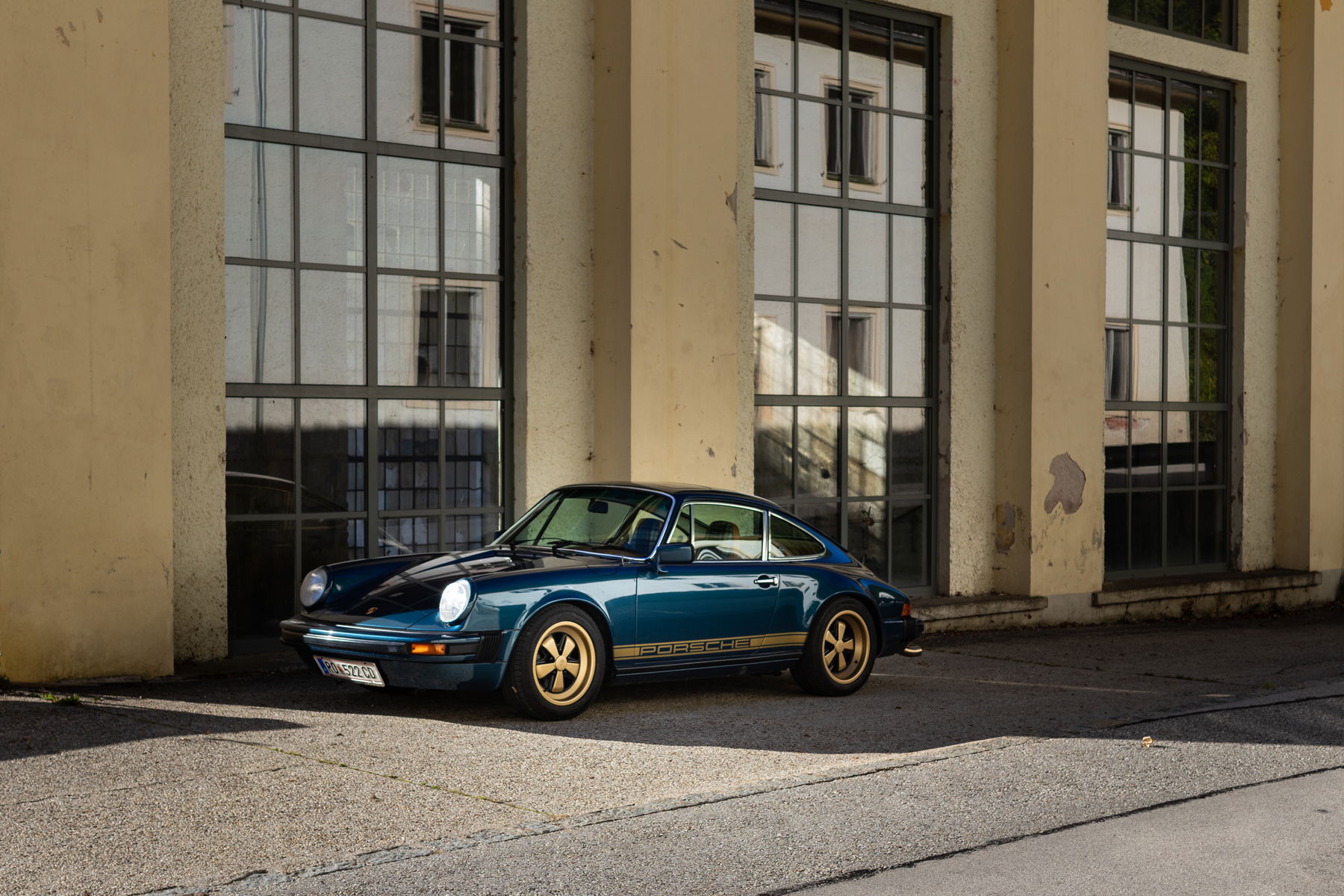 Porsche 911 SC Petrolblau petrolblue Industriegebäude