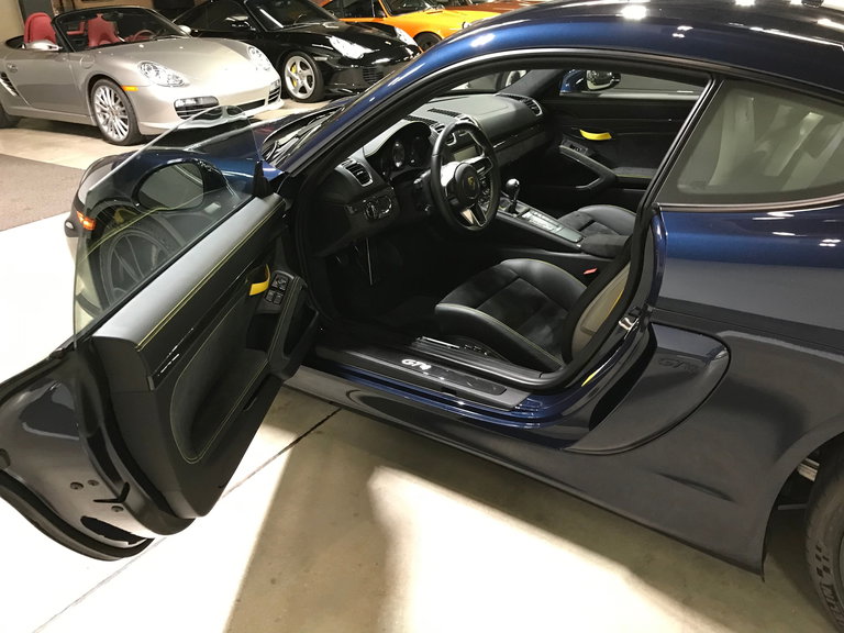 Porsche 981 Cayman GT4