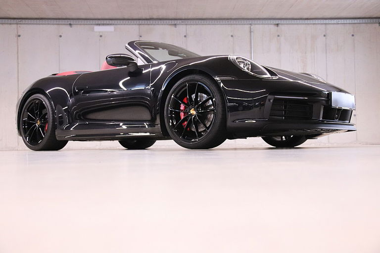 Porsche 992 Carrera 4S Cabrio in Schwarz zum Verkauf