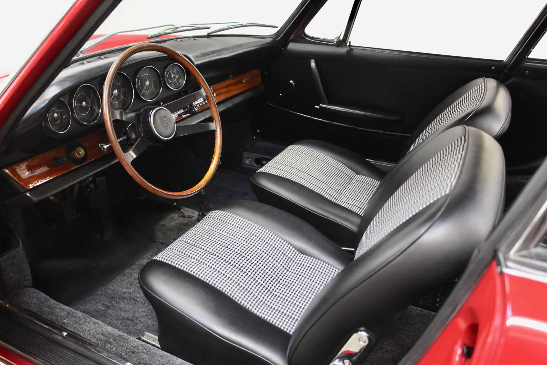 https://cdn.elferspot.com/wp-content/uploads/2019/12/Porsche-901-911-Coupe%CC%81-red-Maxted-Page-Limited-9.jpg?class=xl