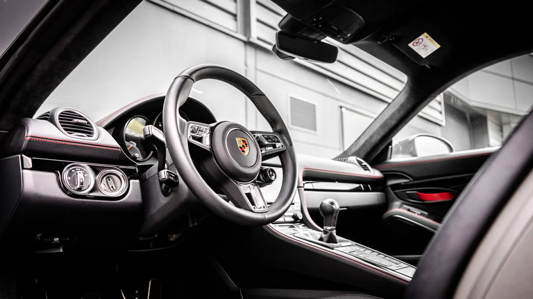 Porsche 718 Cayman T