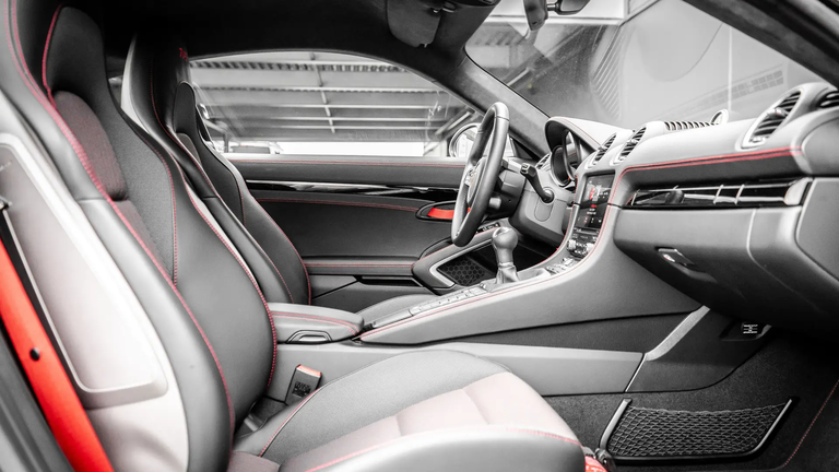 Porsche 718 Cayman T