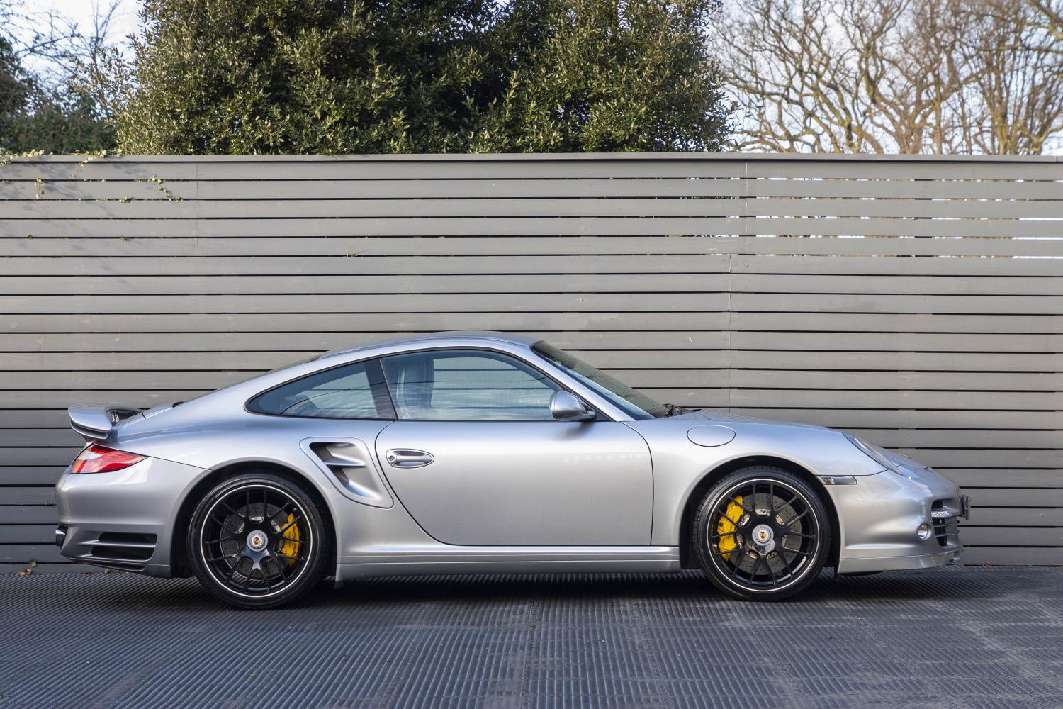 Porsche 911 Turbo S Coupe - 997.2 Market 