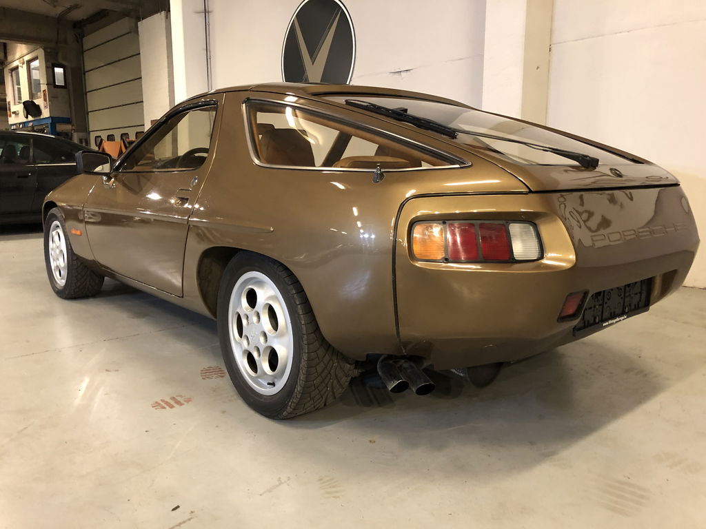 Porsche 928
