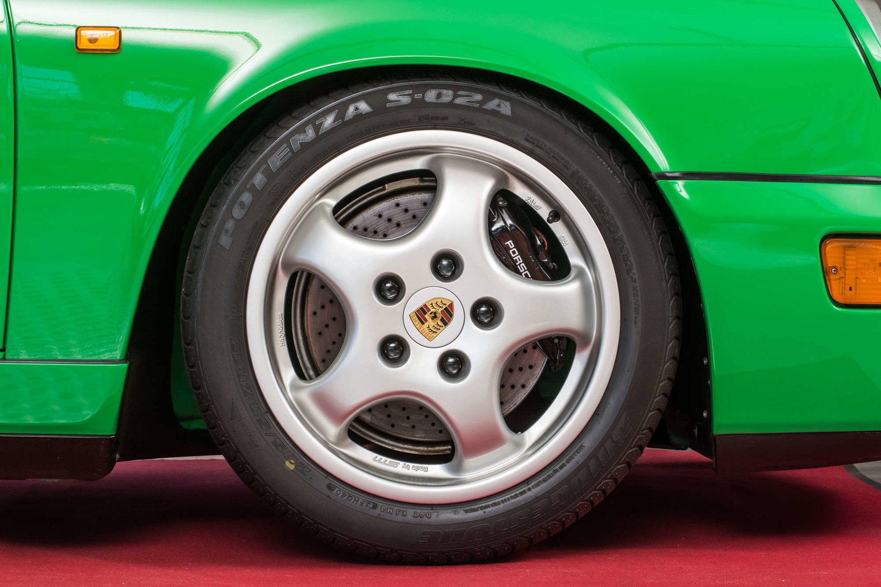 https://cdn.elferspot.com/wp-content/uploads/2020/05/Porsche-911-964-Carrera-RS-NGT-kaufen-signalgru%CC%88n-0-2000x1333.jpg