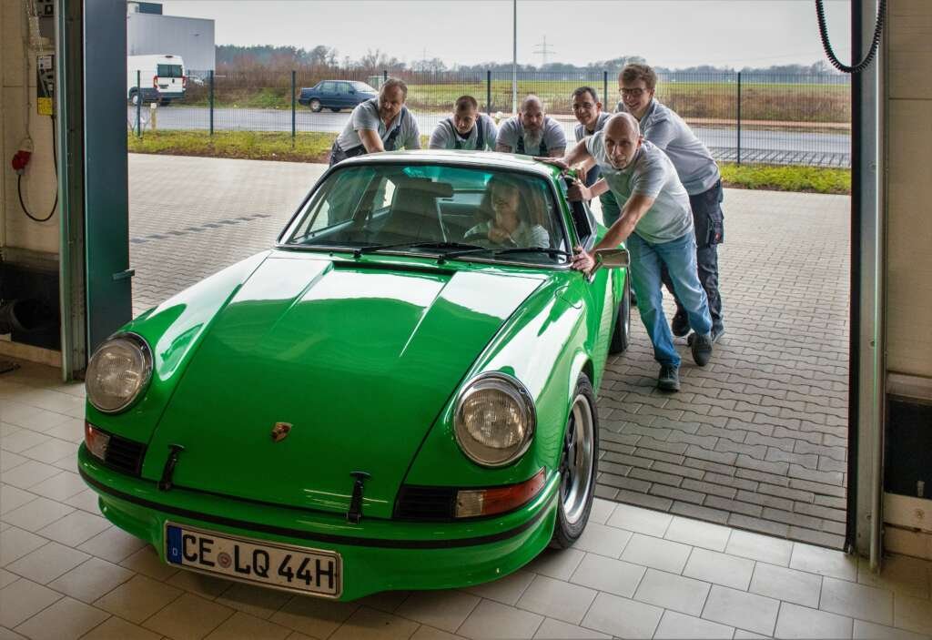 Team of ikonA7 pushing a Porsche 911 backdate