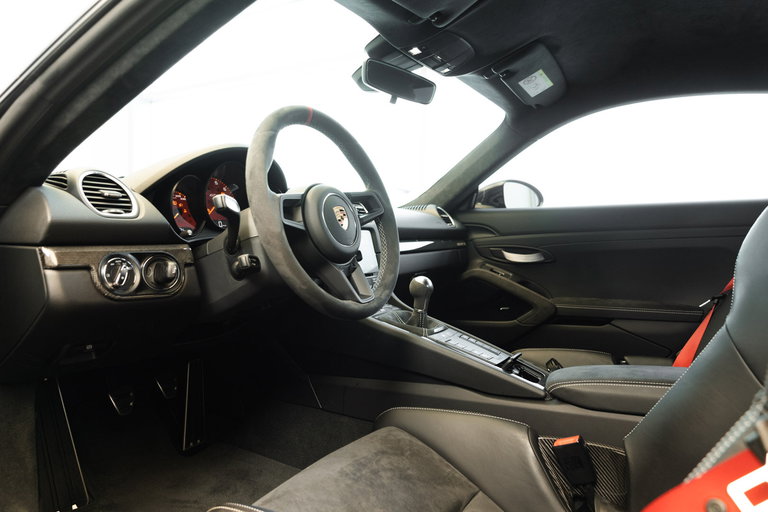 Porsche 718 Cayman GT4