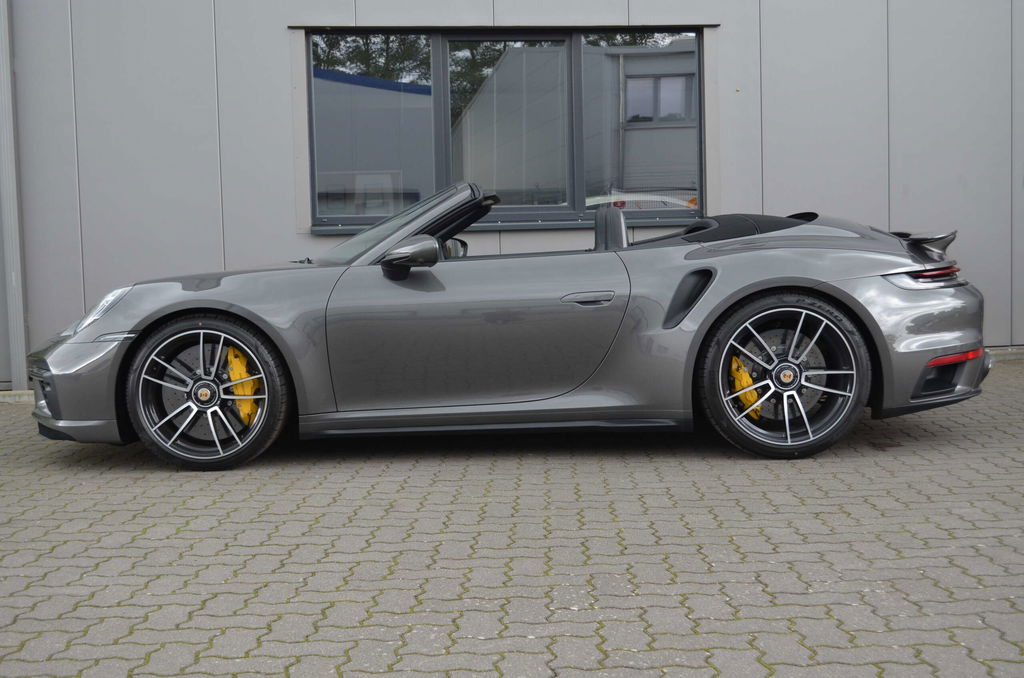 Porsche 992 Turbo S Cabriolet in Achatgrau Metallic kaufen!