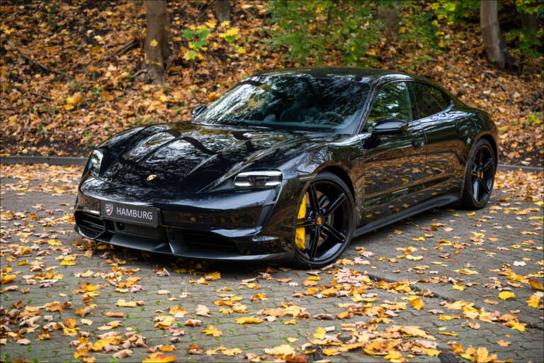 Porsche Taycan Turbo S Schwarz