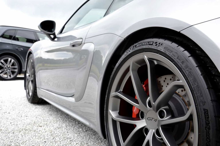Porsche 718 Cayman GT4