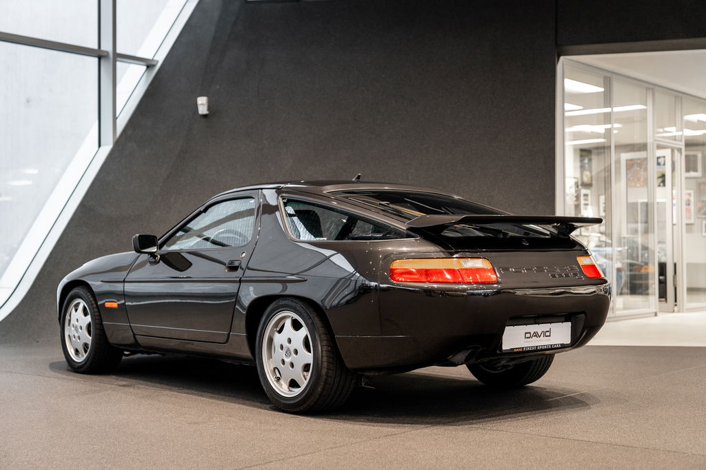 Porsche 928 S4
