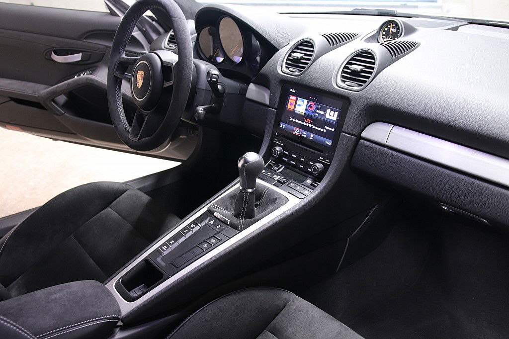 Porsche 718 Cayman GT4