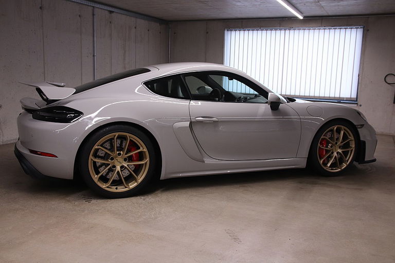 Porsche 718 Cayman GT4