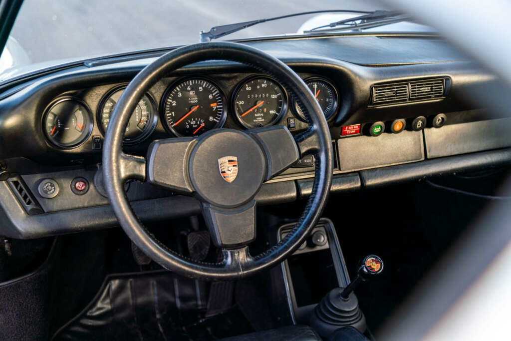 Porsche 911 Turbo 3.0 interior