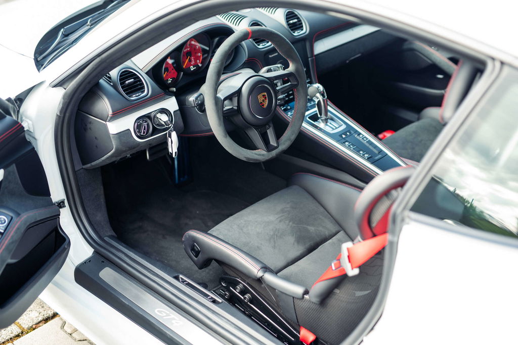 Porsche 718 Cayman GT4