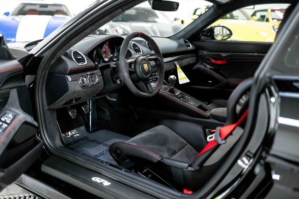 Porsche 718 Cayman GT4