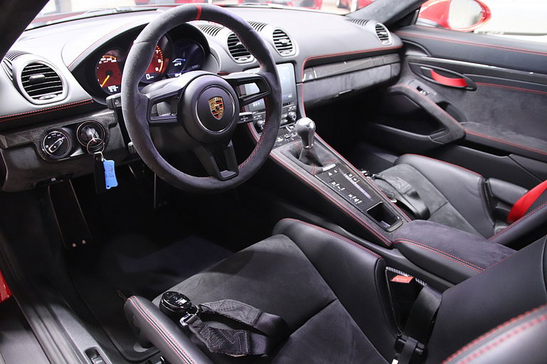 Porsche 718 Cayman GT4