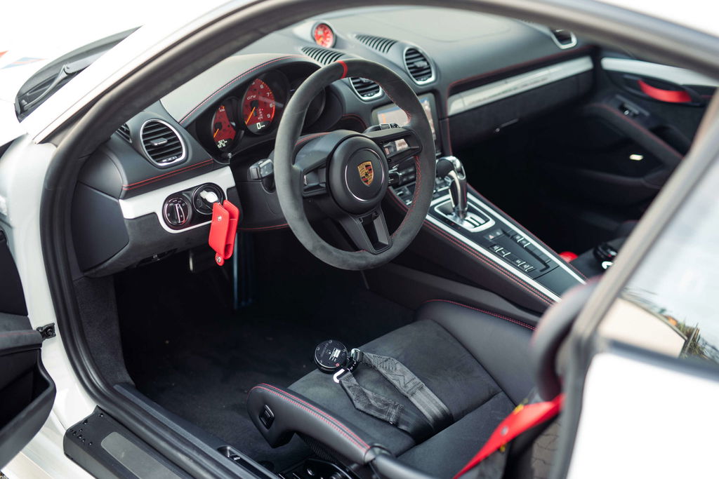 Porsche 718 Cayman GT4