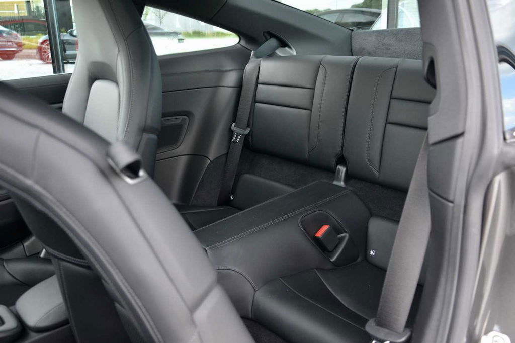 Porsche 992 Carrera 4