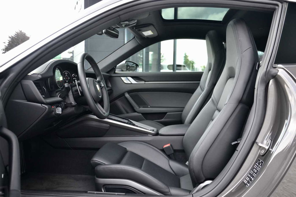 Porsche 992 Carrera 4