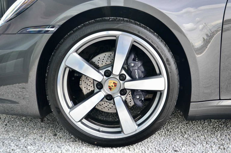 Porsche 992 Carrera 4