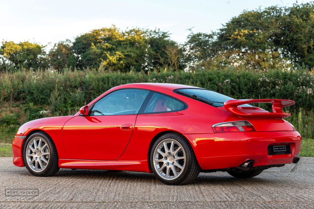 Porsche 996 in rot seitlich hinten