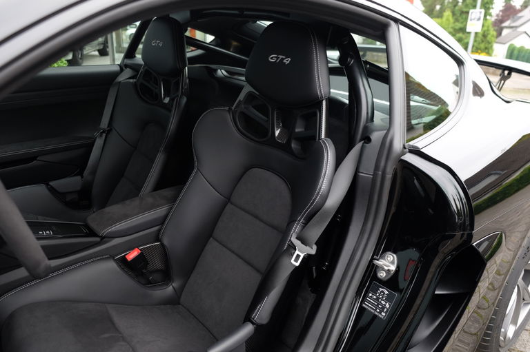 Porsche 718 Cayman GT4