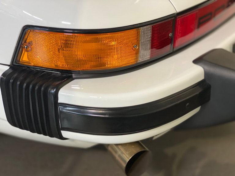 Porsche 911 Carrera 3.2 (US)