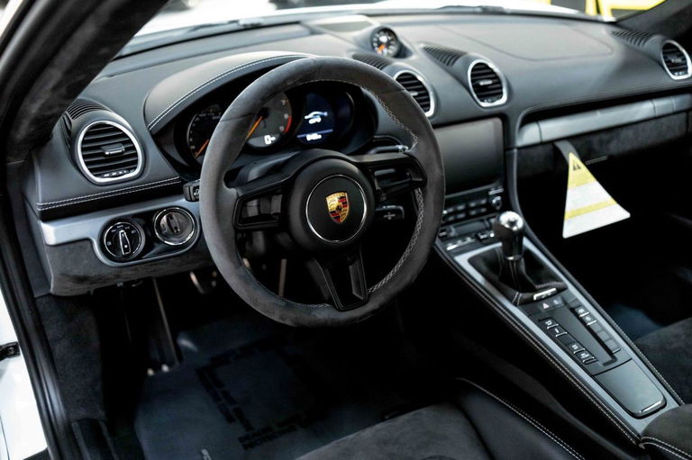 Porsche 718 Cayman GT4