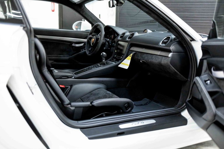 Porsche 718 Cayman GT4