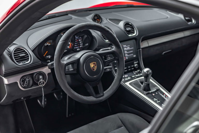 Porsche 718 Cayman GT4