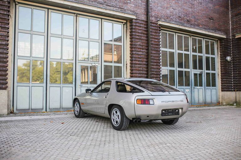 Porsche 928