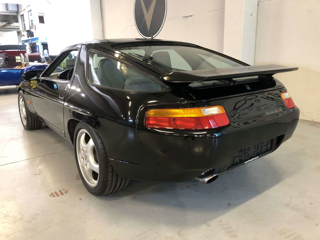 Porsche 928 S4