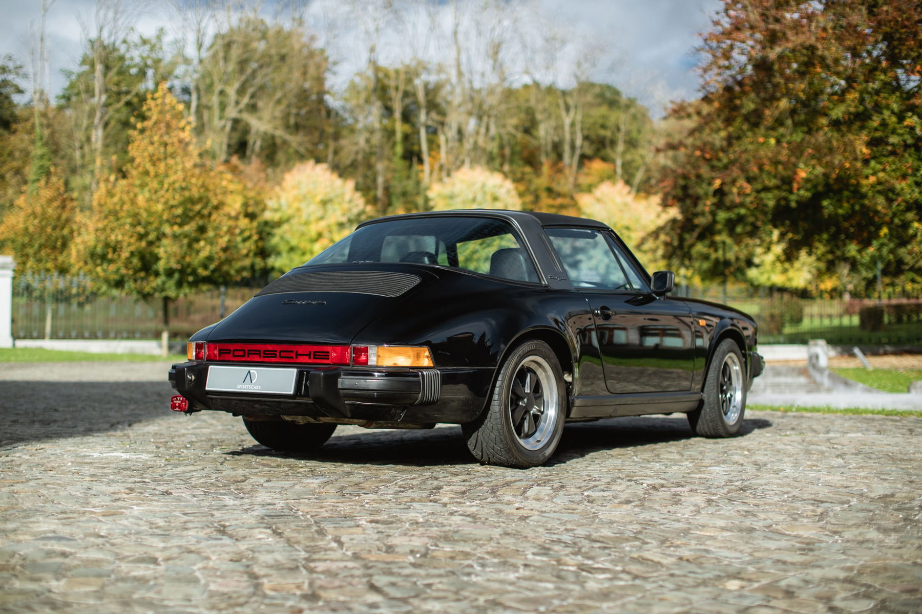 Porsche 911 Carrera 3.2 Targa 1983 - Minichamps 1/18 for