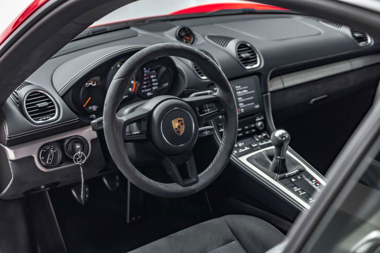 Porsche 718 Cayman GT4