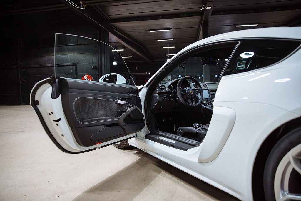 Porsche 718 Cayman GT4