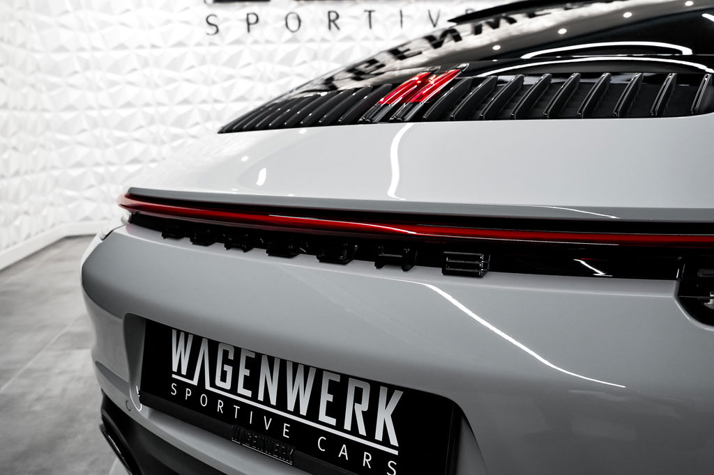 Porsche 992 Carrera 4