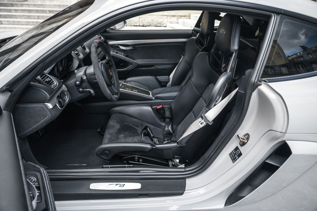 Porsche 718 Cayman GT4