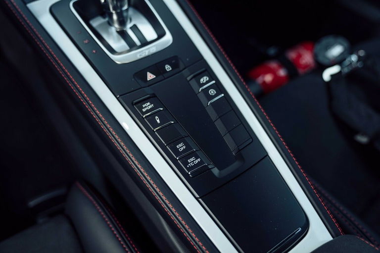 Porsche 718 Cayman GT4