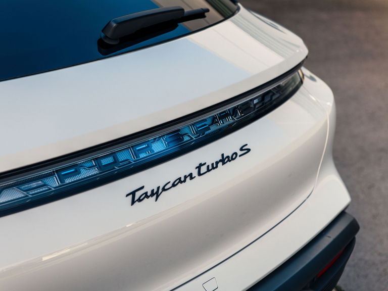 Porsche Taycan Turbo S Cross Turismo