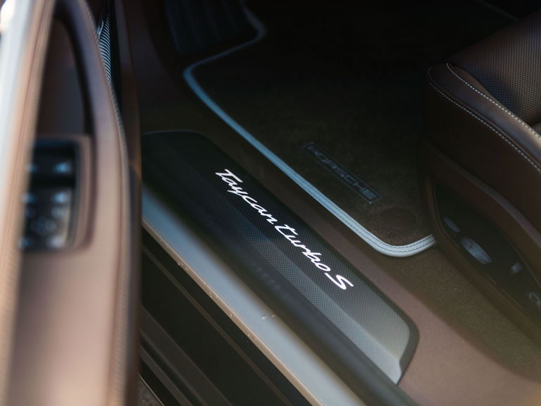 Porsche Taycan Turbo S Cross Turismo