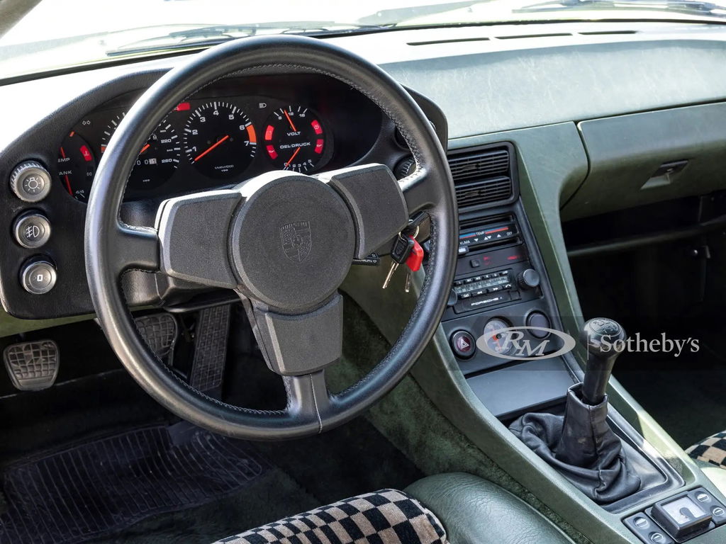 Porsche 928