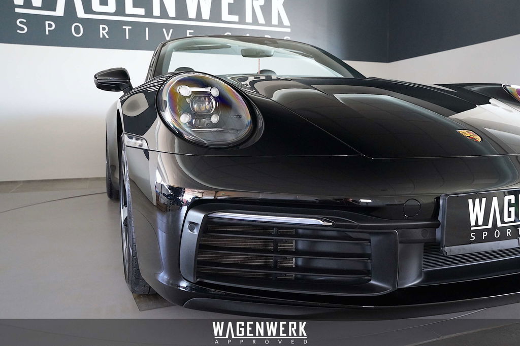Porsche 992 Carrera 4