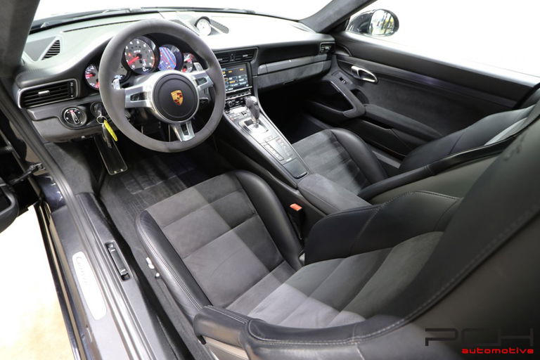 Porsche 991 Carrera 4 GTS